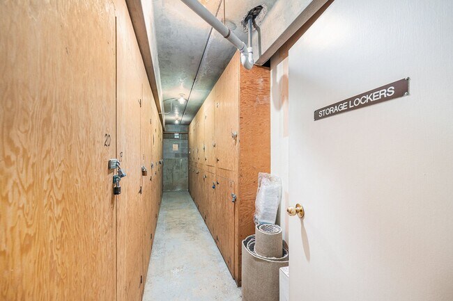 Building Photo - Spacious 1 bedroom home in the heart of Capital Hill! 1 Reserved Parking Space and Storage Unit!