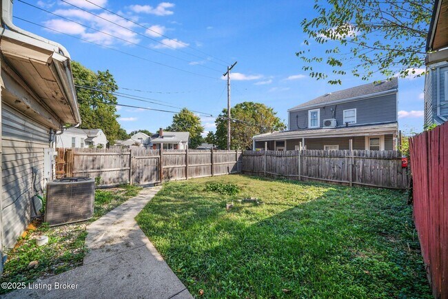 Building Photo - 1112 E Oak St