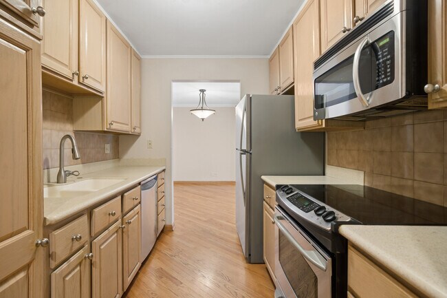 Building Photo - 400 Ascot Dr