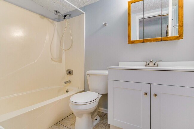 Building Photo - BRIGHT AND BEAUTIFUL DUPLEX CLOSE TO UWF!