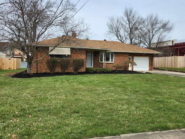 Primary Photo - 296 E Howard St