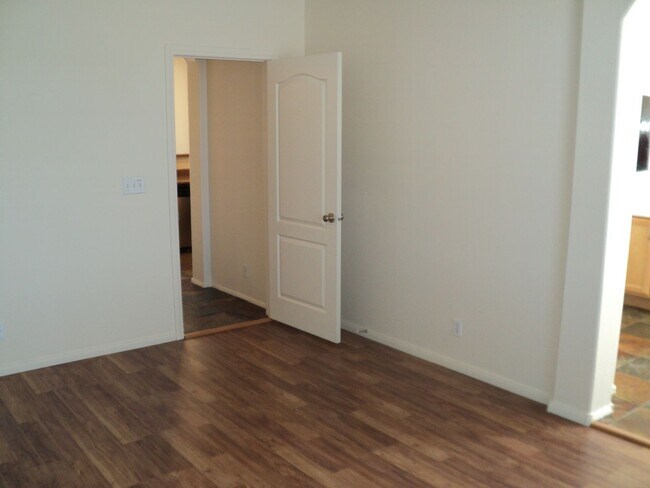Building Photo - Beautiful 2 bed/2.5 bath home located in S...