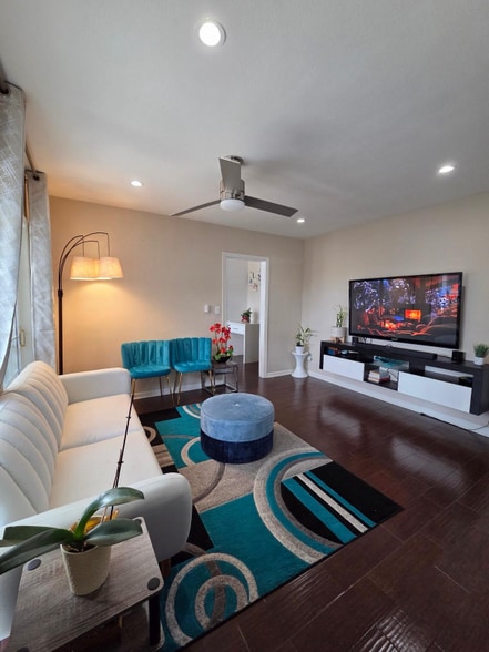 Building Photo - 10644 Vanalden Ave