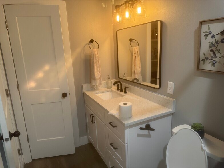 Master bath - 102 S Prairie Ave