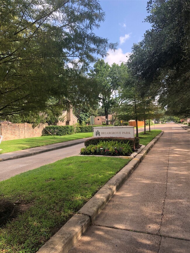 Building Photo - 10310 Chevy Chase Dr