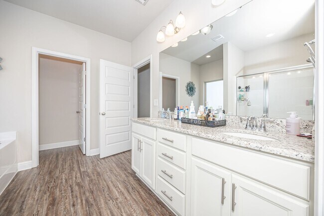 Building Photo - Beautiful 4 Bedroom 3 Bath Home!