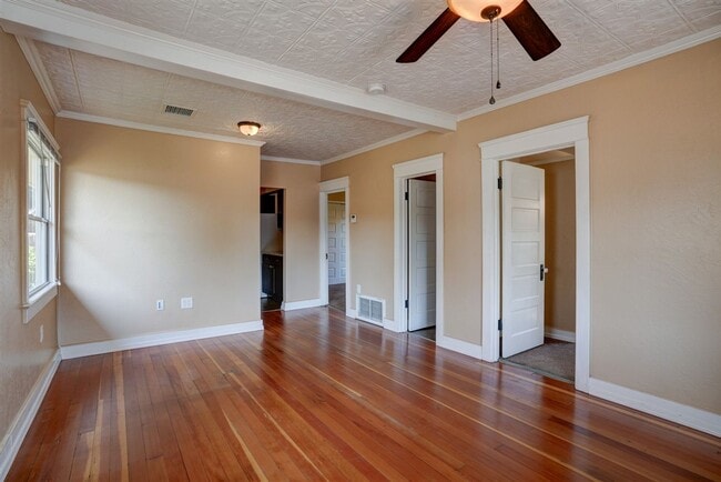 Building Photo - Home and Office potential!