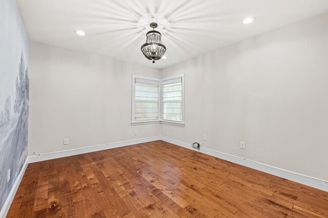 Building Photo - 25 W Central Ave