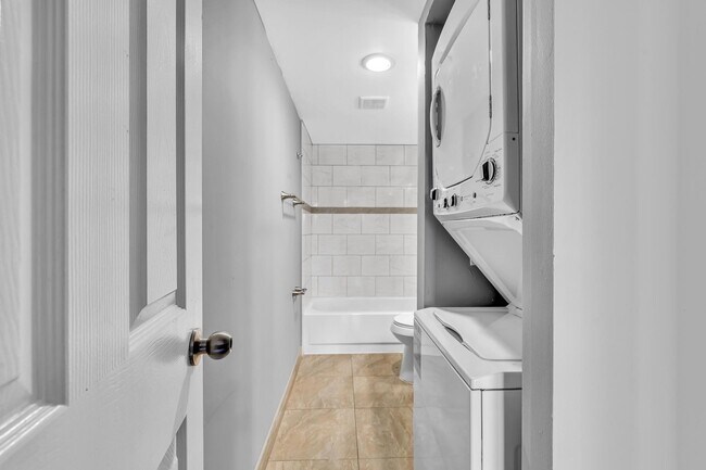 Building Photo - 4158 Inverrary Dr