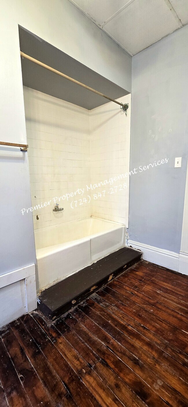 Building Photo - 102 S Main St