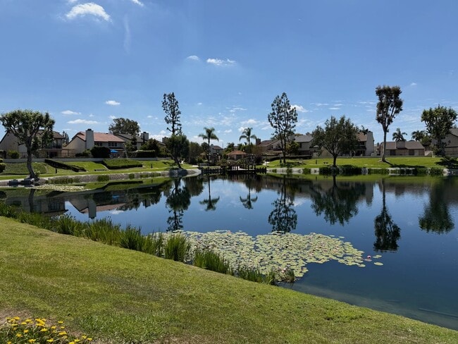 Building Photo - Lakeview Townhouse - 2 Bed / 1 ½ Bath