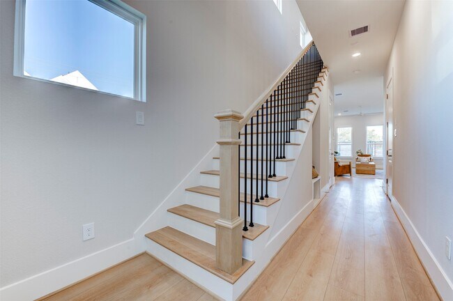 Building Photo - 5138 Rosslyn Rd