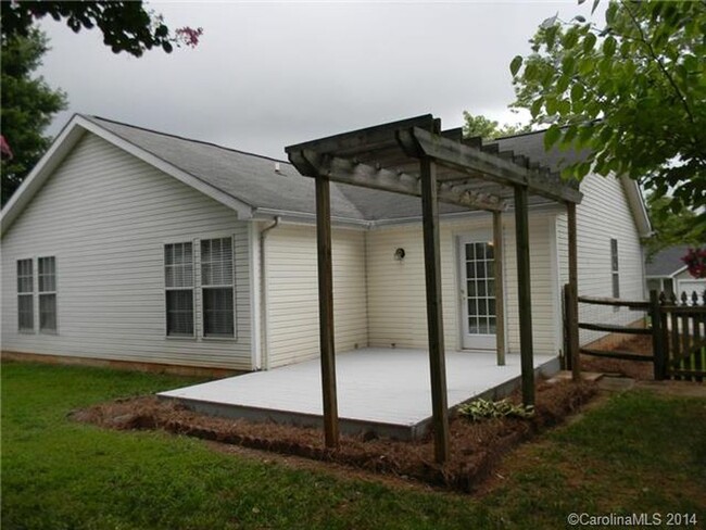 Building Photo - Spacious 3bed/2Bath Home