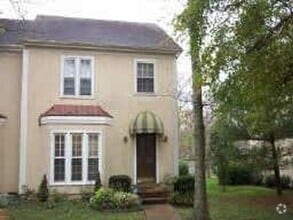 Building Photo - Spacious Townhouse in Woodlawn Area