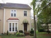 Building Photo - Spacious Townhouse in Woodlawn Area