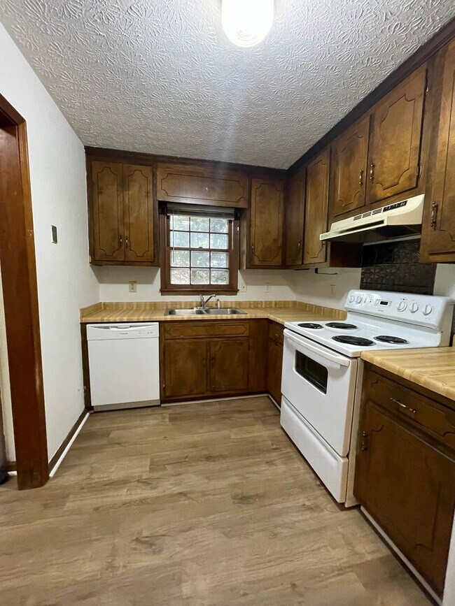 Building Photo - 2BR Duplex off of Epps Bridge near Timothy...