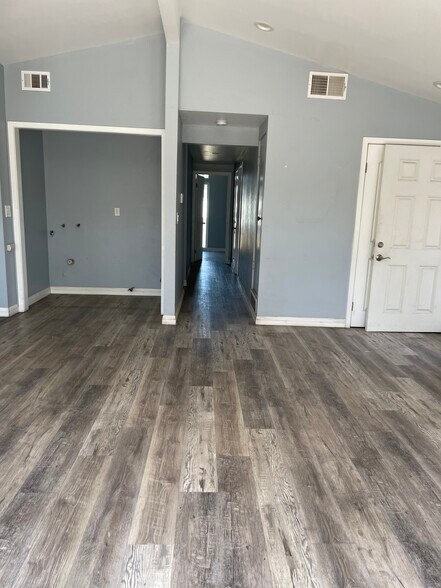 Building Photo - 506 W Gage Ave