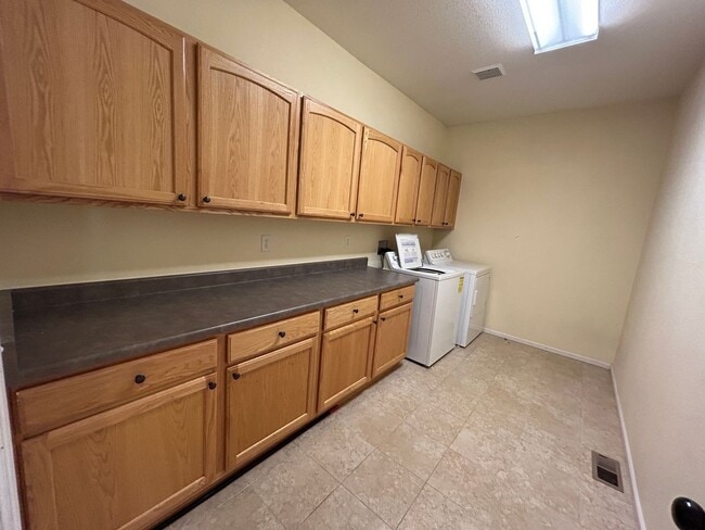 Building Photo - A Gem in Highlands Ranch
