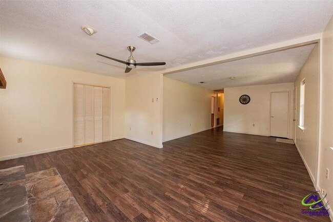 Building Photo - 111 Briarwood Dr