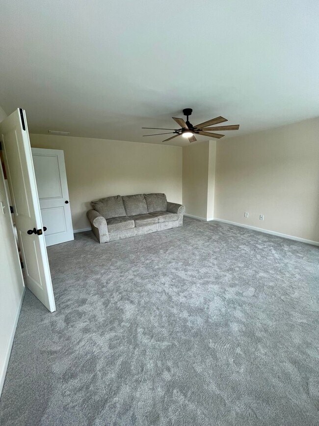 Building Photo - Gorgeous 5 bedroom 3.5 bath home in desira...