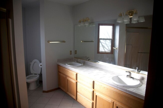 Building Photo - Gorgeous Beaverton home available with att...