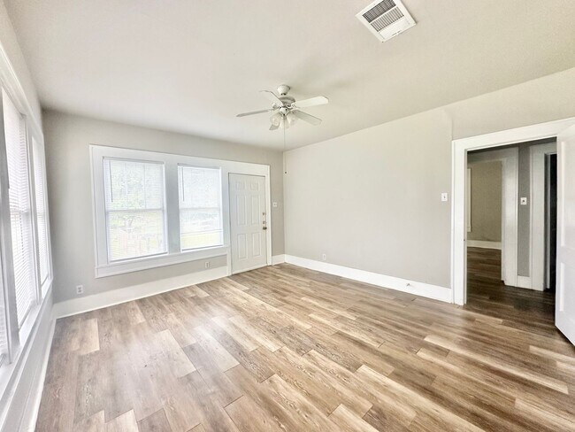 Building Photo - 2613 N Elm St