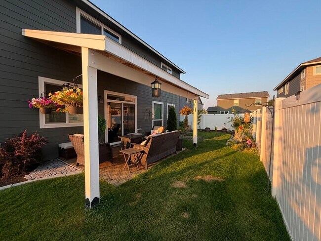 Building Photo - Beautiful Home in the Valley