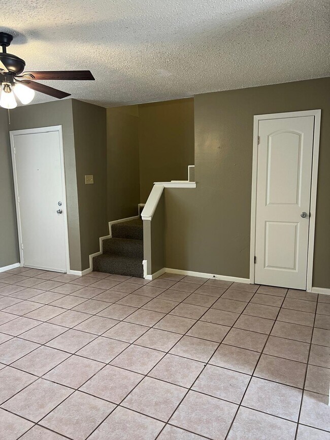 Building Photo - 901B Castle Heights Dr