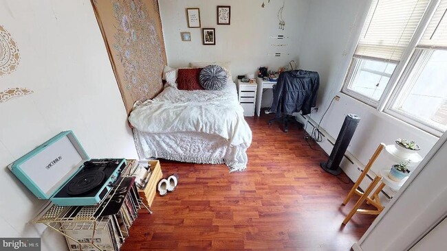 Building Photo - 415 E Flora St