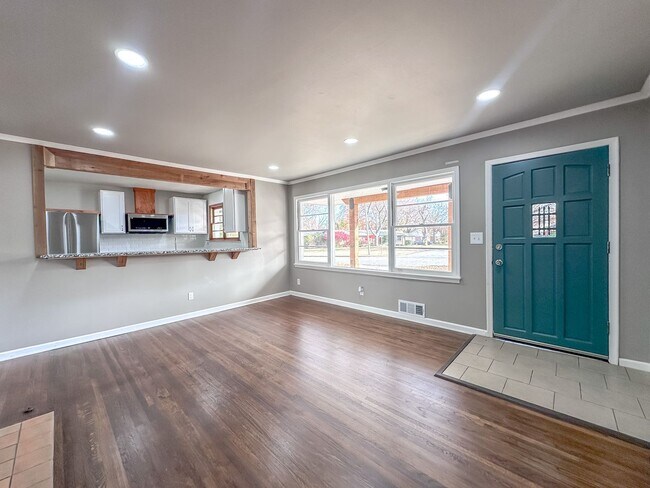 Building Photo - Midtown Tulsa: Stunning 4 bedroom 2 bathroom home