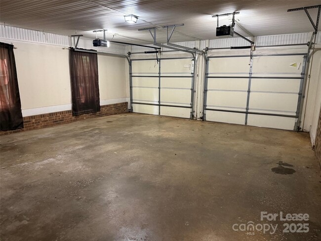 Building Photo - 301 Montgomery Dr