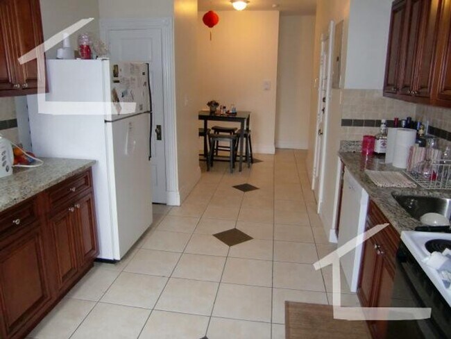 Building Photo - BU East Massive 2 bed flat Near St Mary  Hurry for this one  Be gone by March!