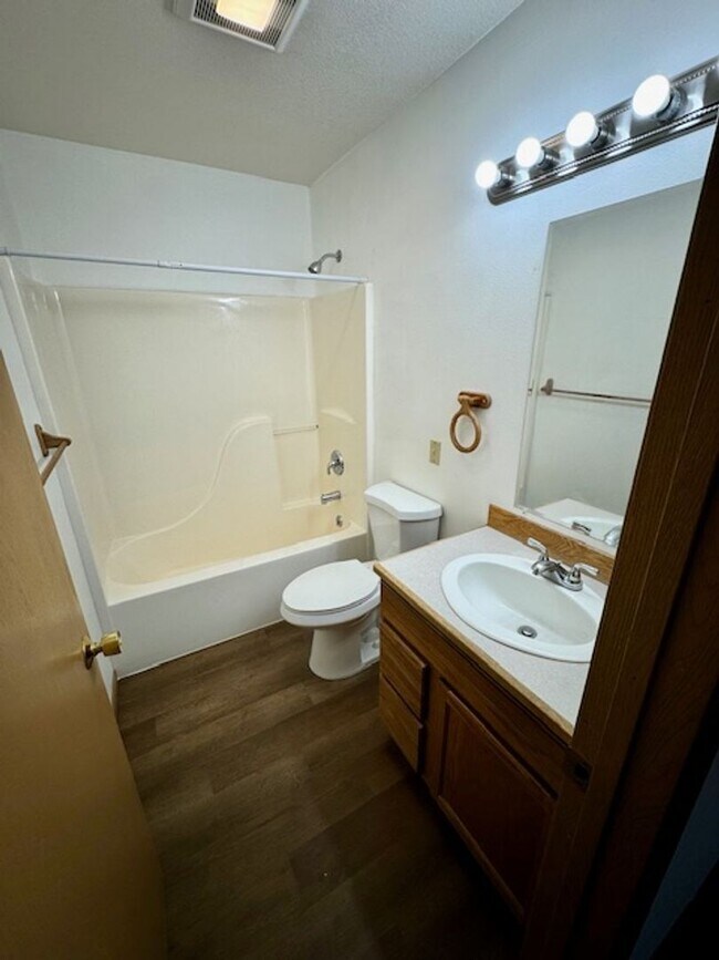 Building Photo - 3 Bedroom 1.5 Bathroom 4plex