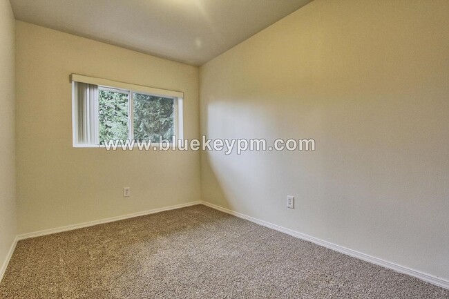 Building Photo - 3 Bed 1.5 Bath  Unit on Grand Blvd in Vanc...