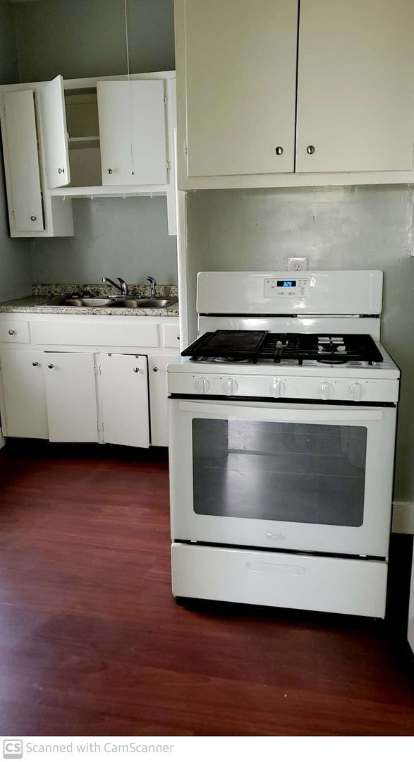 Building Photo - 2200 E 5th St