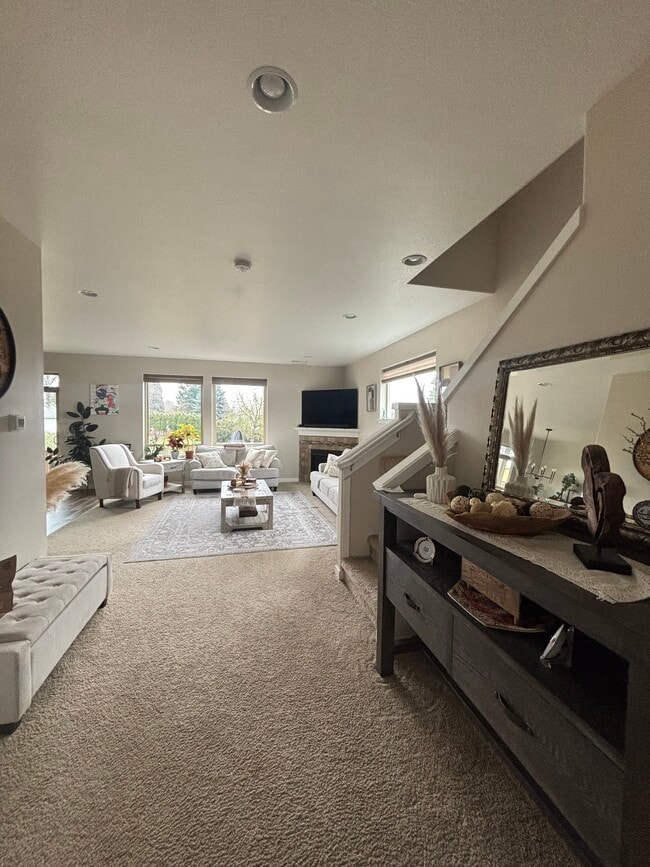 Building Photo - 5909 NE 38th Ct