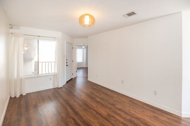Building Photo - Cozy South East Austin Condo