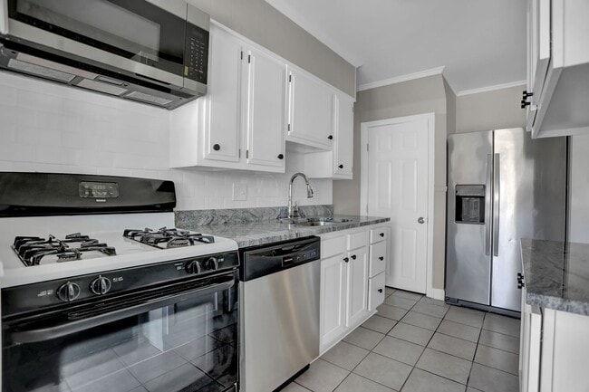 Building Photo - Completed Renovated Townhouse