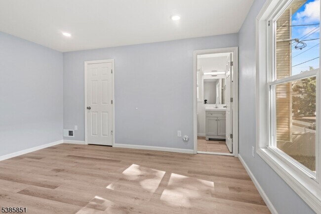 Building Photo - 142 N 15th St