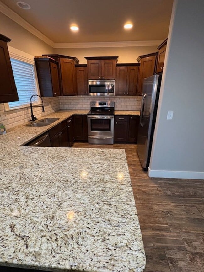 Building Photo - BEAUTIFUL TOWNHOUSE IN A GREAT LOCATION!!!