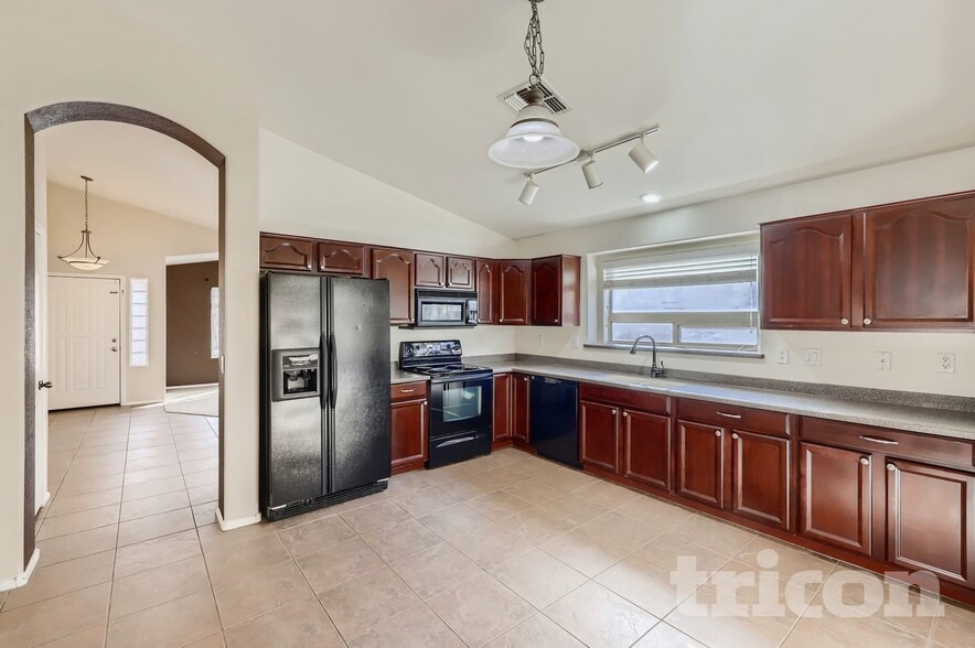 Building Photo - 7806 S 47th Ln