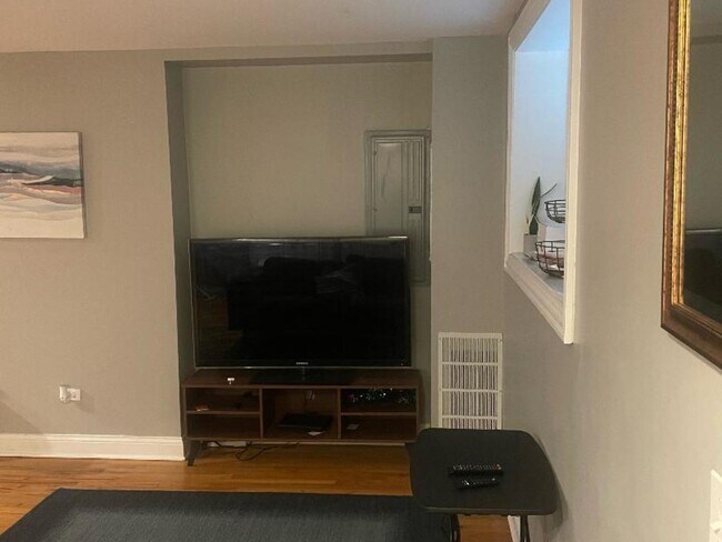 Building Photo - 3313 S Calumet Ave