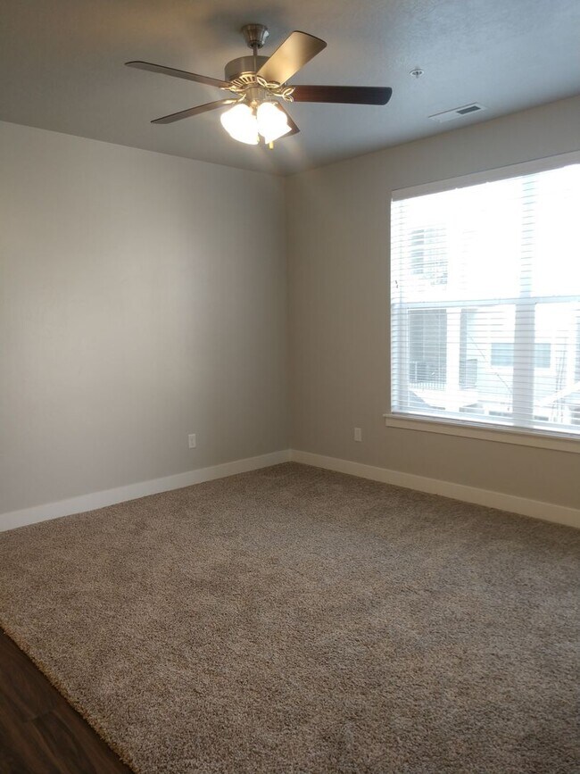 Building Photo - Rent Luxury! 3 bdrm. 2 bath South Jordan c...