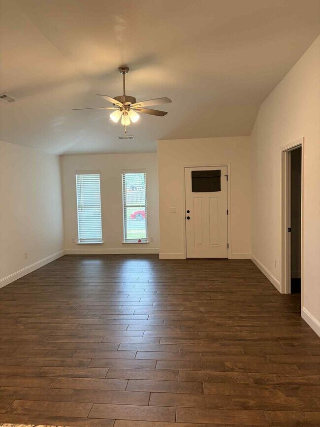Building Photo - WEBB CITY  Beautiful 3 Bedroom 2 Bathroom ...