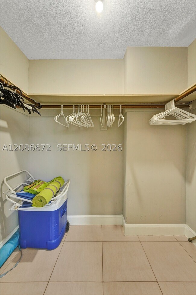 Building Photo - 1658 Bay Dr E