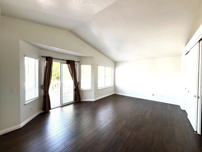 Building Photo - Beautiful 3 Bedrooms, 2.5 Bathrooms Single...