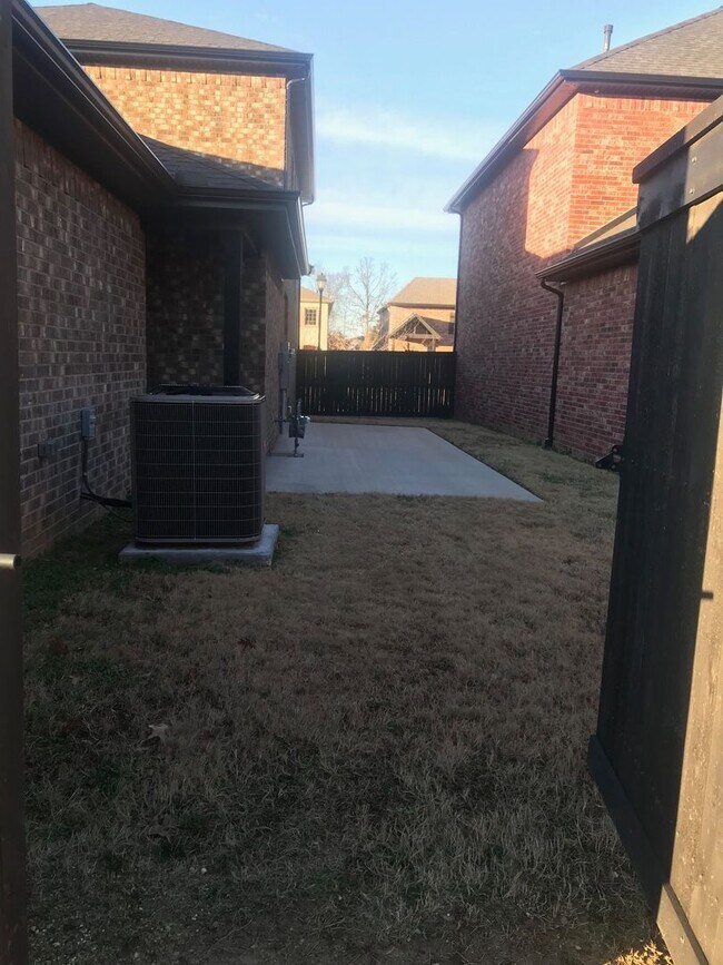 Building Photo - Stunning 3 Bedroom, 2.5 Bathroom Home in F...