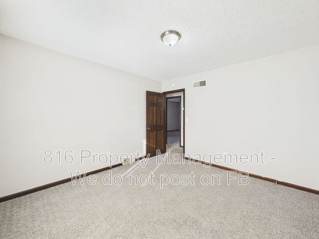 Building Photo - 3929 S Carriage Ln