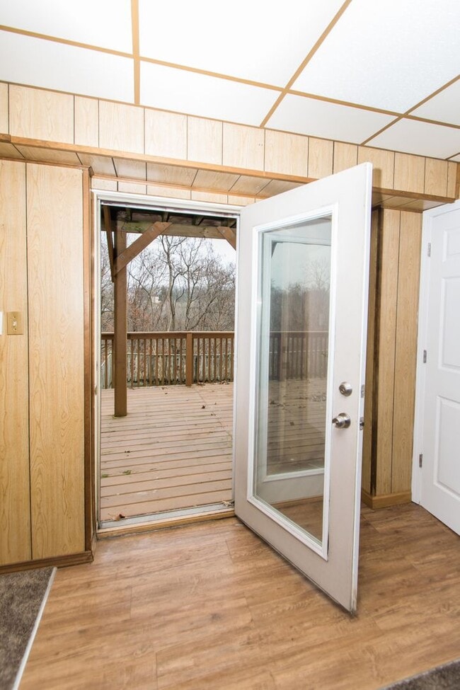 Building Photo - Spacious 2 bedroom / 1 bathroom Duplex for...