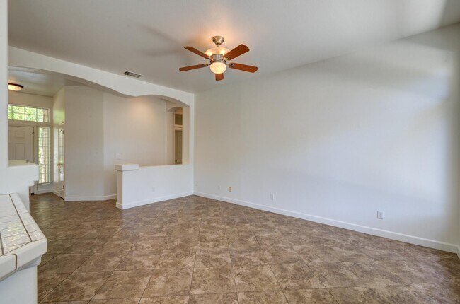 Building Photo - 5508 W Bluff Ave